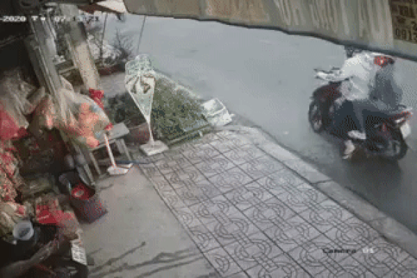 CLIP: Đôi nam nữ mua thùng bia rồi lừa cụ bà quay vào trong, tranh thủ cơ hội phóng xe đi mất khiến người xem phẫn nộ