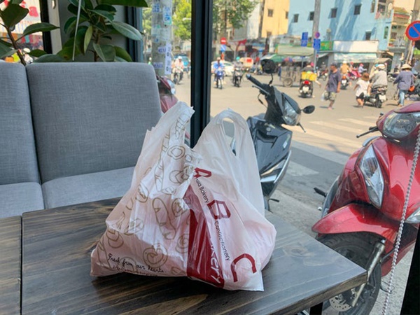 Báo Mỹ hết lời khen ngợi bánh mì thanh long của Việt Nam, phóng viên tìm đến tận nơi để trải nghiệm cảnh xếp hàng mua bánh-9