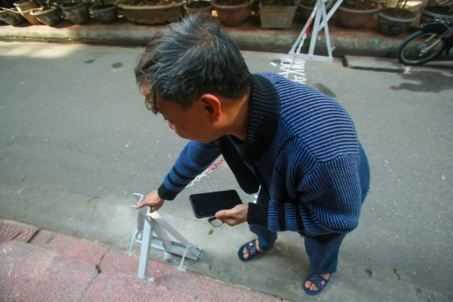 Hà Nội: Bức xúc vì cảnh để xe lộn xộn trong ngõ, người dân tự ý lập rào chắn-2