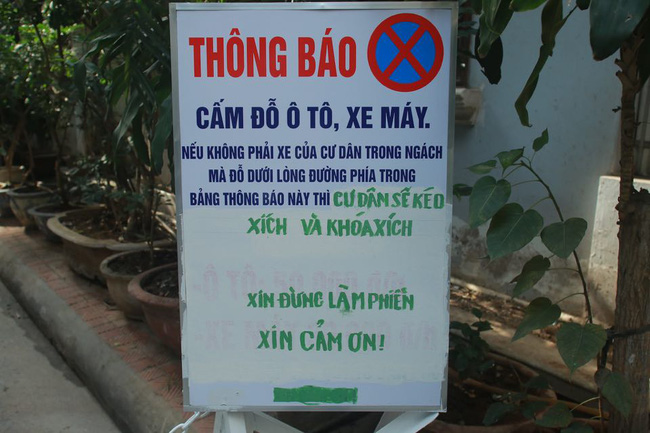 Hà Nội: Bức xúc vì cảnh để xe lộn xộn trong ngõ, người dân tự ý lập rào chắn-3