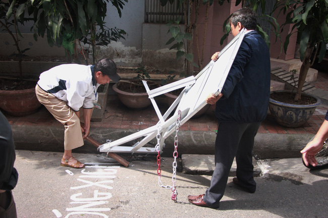 Hà Nội: Bức xúc vì cảnh để xe lộn xộn trong ngõ, người dân tự ý lập rào chắn-7