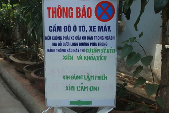 Hà Nội: Bức xúc vì cảnh để xe lộn xộn trong ngõ, người dân tự ý lập rào chắn