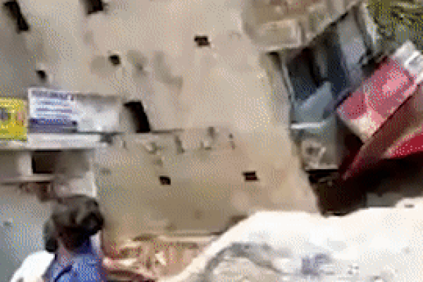 Tòa nhà 2 tầng bất ngờ sụp đổ giữa khu đông người