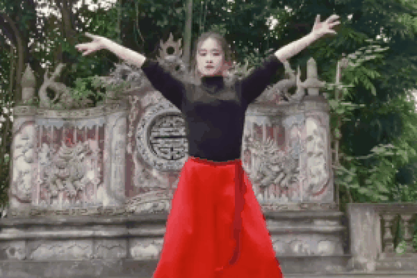 Nữ sinh THPT Hưng Yên gây thương nhớ nhờ thần thái và khả năng vũ đạo
