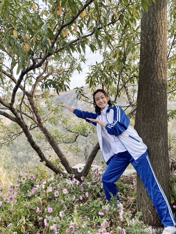 Nữ nhân bán nhà: Tôn Lệ đóng chung phim với em gái cùng cha khác mẹ, hé lộ gia thế bất hạnh của nữ hoàng rating-7