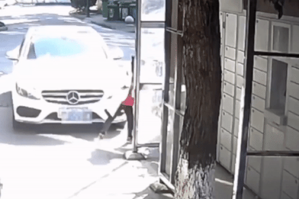 Cảnh người mẹ lái ôtô đạp nhầm ga tông gãy chân con gái