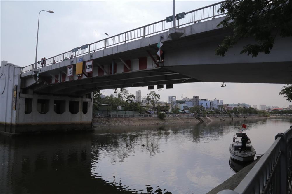 Hai vợ chồng trẻ bỏ lại xe máy, cùng nhau nhảy xuống kênh Tàu Hủ tự tử-1