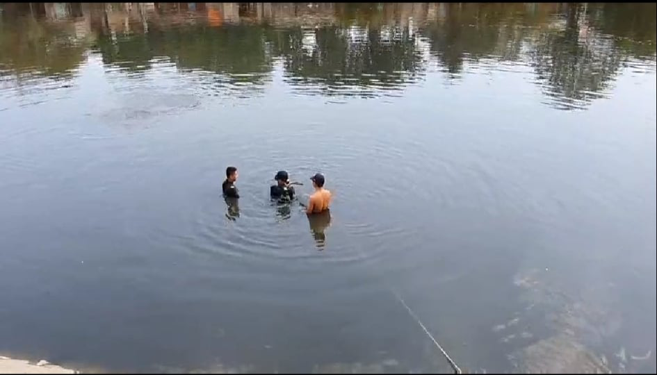 Hai vợ chồng trẻ bỏ lại xe máy, cùng nhau nhảy xuống kênh Tàu Hủ tự tử-2