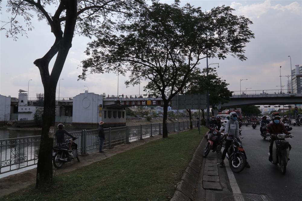 Hai vợ chồng trẻ bỏ lại xe máy, cùng nhau nhảy xuống kênh Tàu Hủ tự tử-3