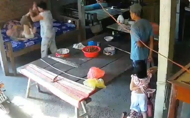 Con dâu đánh đập mẹ chồng 88 tuổi trước mặt cháu nhỏ ở Tiền Giang-1