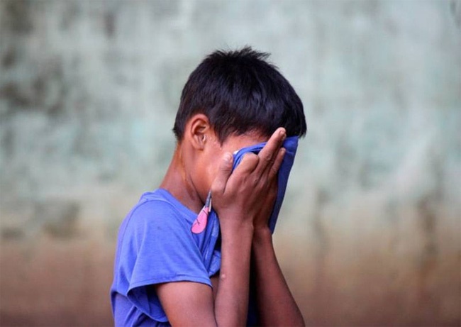 Học sinh cấp 2 bị bạn lớp trên bắt nạt, bắt ăn một thứ kinh khủng không ai tưởng tượng nổi-1