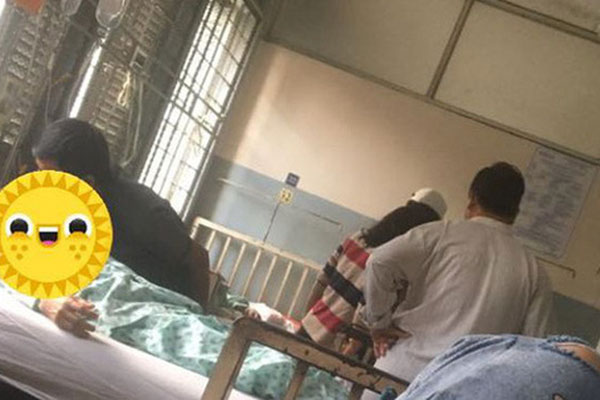 Người đàn ông ngồi giữa cầu nhậu một mình và khi được hỏi nguyên do, đã trả lời một câu khiến người nghe thắt lòng vì quá xúc động-4