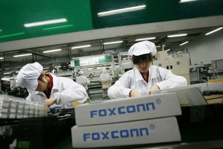 Trung Quốc: Nhà máy iPhone lớn nhất thế giới cũng chuyển sang làm khẩu trang vì bệnh dịch bùng phát
