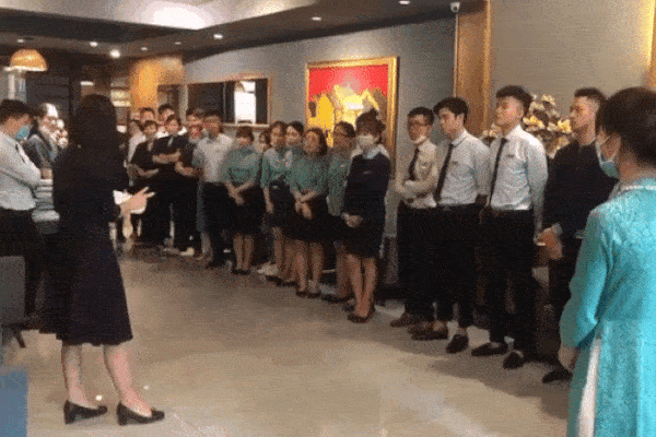 Clip: Nữ quản lý khách sạn ở Hà Nội bật khóc khi buộc phải cho nhân viên 