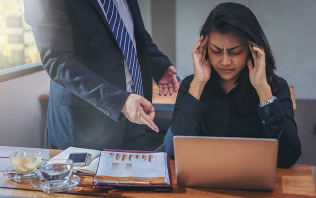 Nàng công sở ngao ngán vì sếp đến công ty chỉ ngủ và chơi game, thỉnh thoảng còn xem... phim người lớn!-4