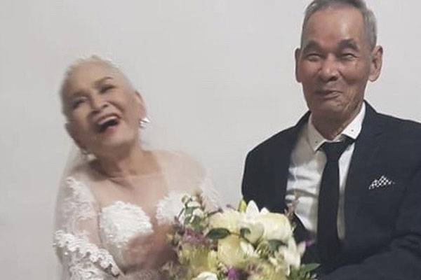 Nhân viên studio tiết lộ sự thật việc chú rể dùng 50 thùng mì tôm cầu hôn rồi lấy chụp luôn ảnh cưới: Bộ ảnh cũng dính những tranh cãi”-7