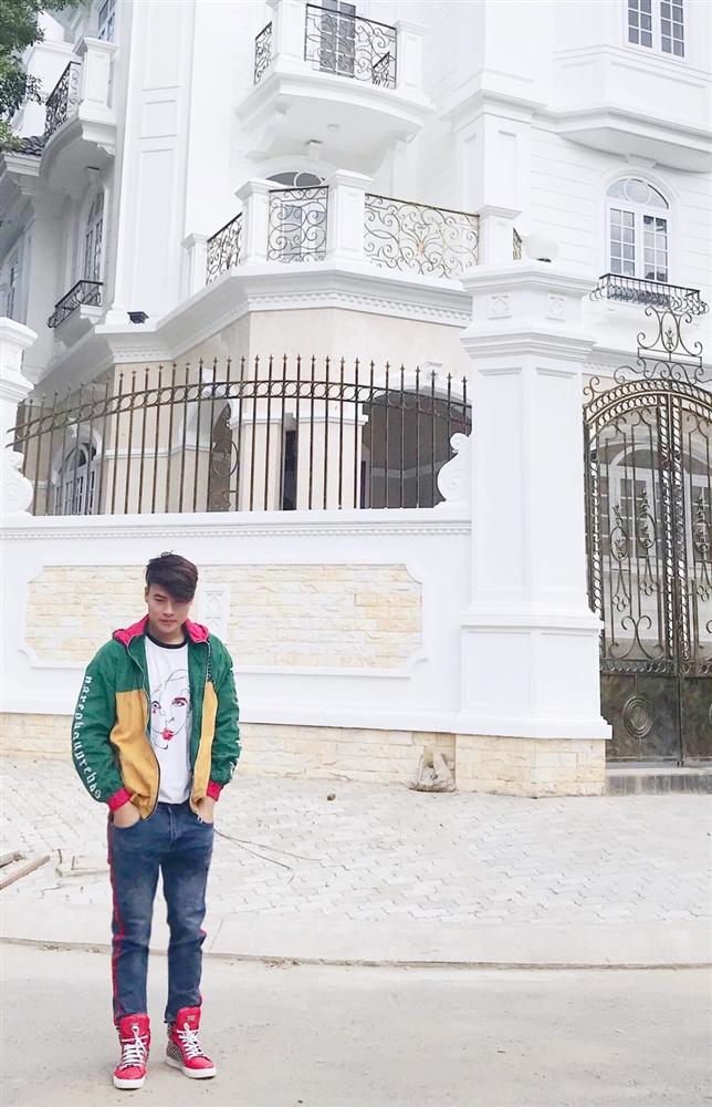 Choáng trước biệt thự như cung điện của MC giàu nhất VN” cùng tình tin đồn kém 17 tuổi-3