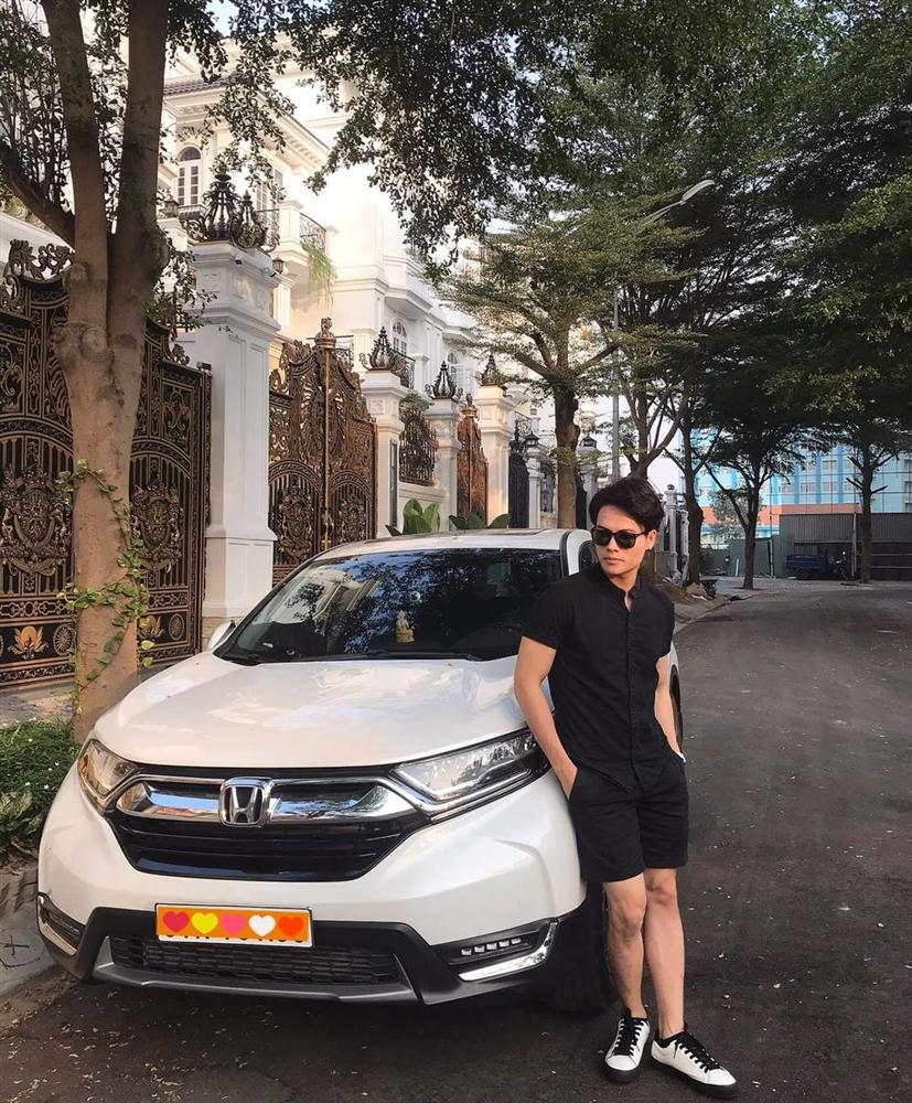 Choáng trước biệt thự như cung điện của MC giàu nhất VN” cùng tình tin đồn kém 17 tuổi-4