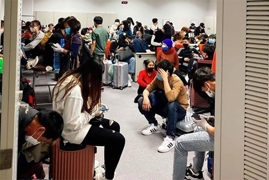 Hàng trăm người về từ Hàn Quốc kẹt nhiều giờ tại Nội Bài
