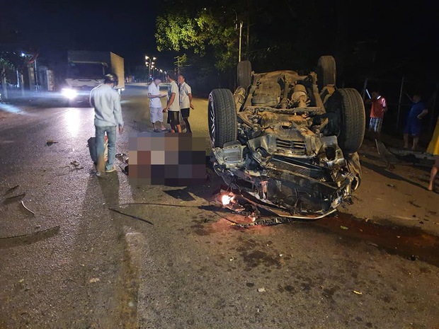 Ô tô tông vào gốc cây lật ngửa, 7 thanh niên thương vong-2