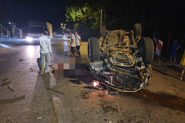 Ôtô cố vượt trạm thu phí đâm vào cột chắn rồi lật ngửa-1