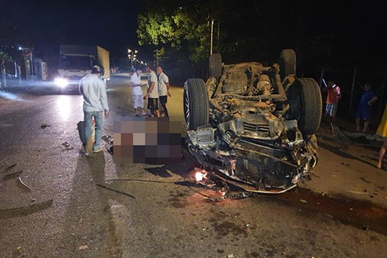 Ô tô tông vào gốc cây lật ngửa, 7 thanh niên thương vong