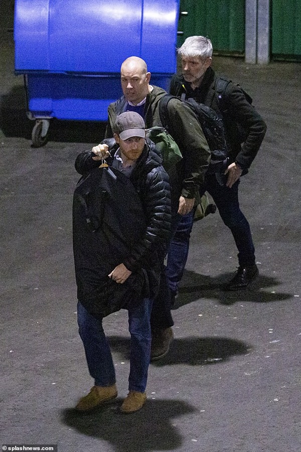 Hoàng tử Harry lên đường trở về gia đình hoàng gia nhưng lại có hành động gây sốc, chỉ có Nữ hoàng Anh mới làm-2