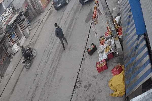 Xe tải chạy nhanh mất kiểm soát, lật nghiêng rồi tông xe khác