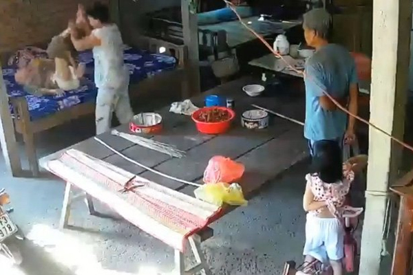 Làm việc với cặp vợ chồng bạo hành mẹ già 88 tuổi-2