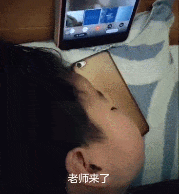 Đang ngủ ngon bị cô giáo gọi dậy học bài online, cậu bé mơ màng hồn nhiên đáp trả một câu khiến ai cũng ôm bụng cười-1