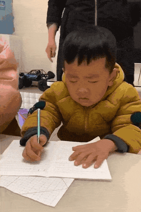 Đang ngủ ngon bị cô giáo gọi dậy học bài online, cậu bé mơ màng hồn nhiên đáp trả một câu khiến ai cũng ôm bụng cười-2