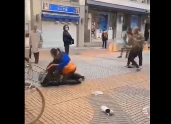 Covid-19 ở Nhật: Đánh nhau trong lúc xếp hàng mua khẩu trang-1