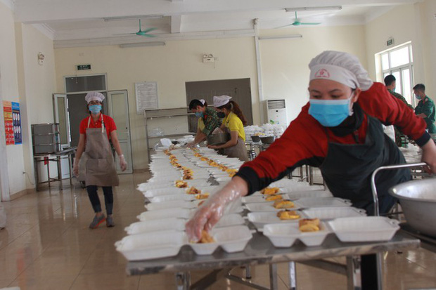 Đột nhập bếp ăn quân đội phục vụ hàng trăm người ở khu cách ly Hà Nội-3