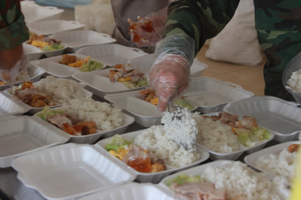 Đột nhập bếp ăn quân đội phục vụ hàng trăm người ở khu cách ly Hà Nội-6
