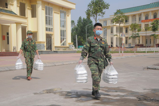 Đột nhập bếp ăn quân đội phục vụ hàng trăm người ở khu cách ly Hà Nội-9