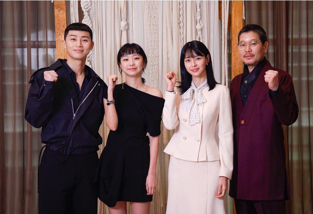 Park Seo Joon diện đồ tông xuyệt tông cực đáng yêu với Kim Da Mi ở họp báo Tầng Lớp Itaewon-1