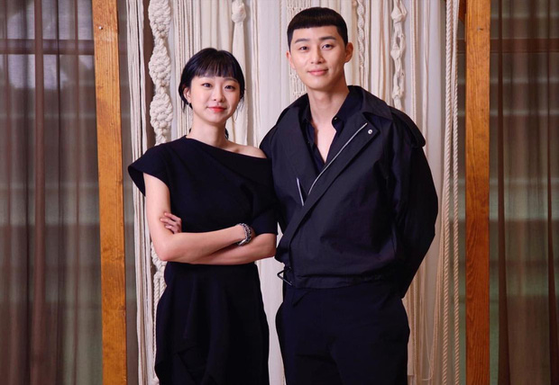 Park Seo Joon diện đồ tông xuyệt tông cực đáng yêu với Kim Da Mi ở họp báo Tầng Lớp Itaewon-4