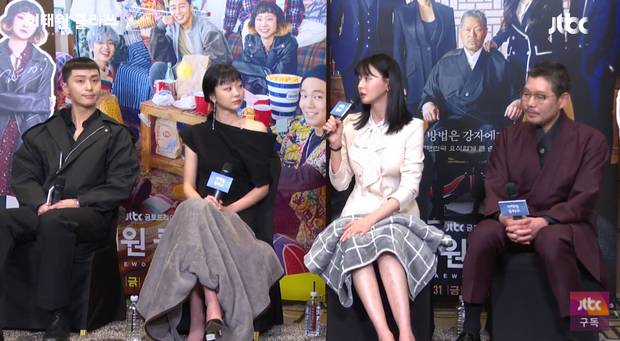 Park Seo Joon diện đồ tông xuyệt tông cực đáng yêu với Kim Da Mi ở họp báo Tầng Lớp Itaewon-8