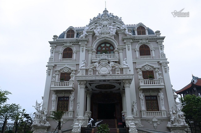 Lâu đài của đại gia Việt: Dát vàng 24k, xây cả nhà hát tráng lệ bên trong-2