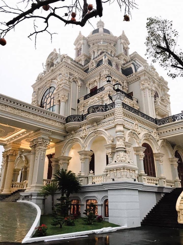 Lâu đài của đại gia Việt: Dát vàng 24k, xây cả nhà hát tráng lệ bên trong-5