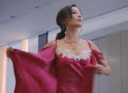 Bằng chứng thép 4: Không phải dàn Hoa hậu TVB, chân dài 39 tuổi gây náo loạn vì mặc váy ngủ ren quá gợi cảm-2