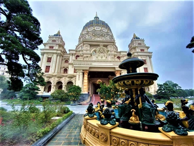 Lâu đài của đại gia Việt: Dát vàng 24k, xây cả nhà hát tráng lệ bên trong-9