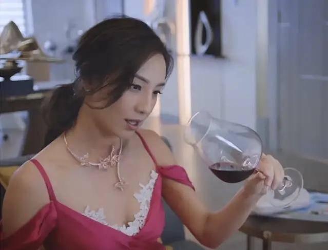 Bằng chứng thép 4: Không phải dàn Hoa hậu TVB, chân dài 39 tuổi gây náo loạn vì mặc váy ngủ ren quá gợi cảm-3