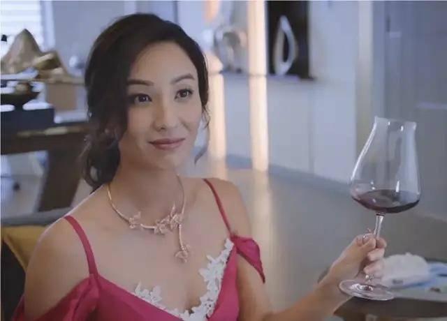 Bằng chứng thép 4: Không phải dàn Hoa hậu TVB, chân dài 39 tuổi gây náo loạn vì mặc váy ngủ ren quá gợi cảm-4