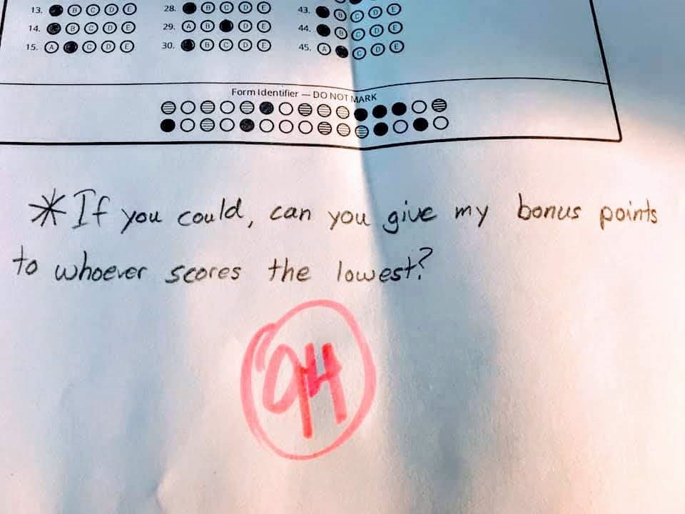 Nam sinh mất đi 5 điểm trong bài kiểm tra vì 1 dòng nhắn nhủ, nhưng thầy giáo không khỏi xuýt xoa vì hành động ngập tràn yêu thương-1