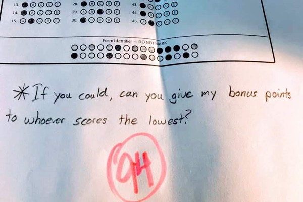 Nam sinh có mẹ là giáo viên chủ nhiệm và những câu chuyện bá đạo cười ra nước mắt: Cô, cô có cái áo dài giống mẹ con ghê á!-2