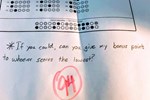 Cô giáo nhắc ghi đủ tên tuổi vào bài kiểm tra, học sinh lầy lội làm theo nhưng cười không trượt phát nào khi đọc lời phê-2