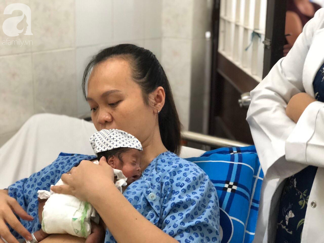 Giọt nước mắt của người mẹ khi bé Sumo sinh cực non, chỉ có 10% cơ hội sống được về nhà sau 3 tháng chống chọi tử thần-1