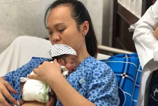 Giọt nước mắt của người mẹ khi bé Sumo sinh cực non, chỉ có 10% cơ hội sống được về nhà sau 3 tháng chống chọi tử thần