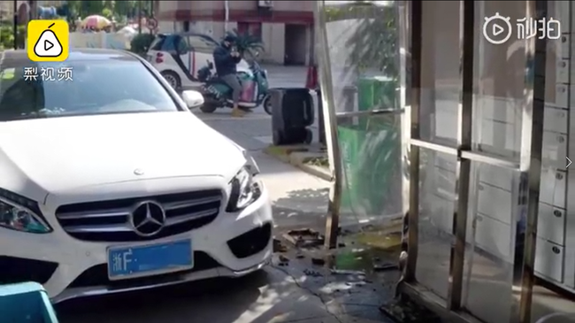 Dù có 20 năm kinh nghiệm lái ô tô, người mẹ vẫn bất cẩn tông xe vào con gái 8 tuổi chỉ vì một chiếc khẩu trang-5